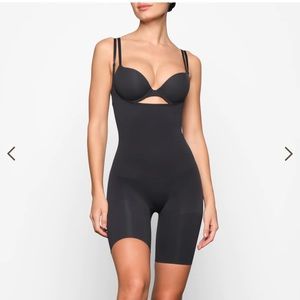 SKIMS BUTT ENHANCING OPEN BUST BODYSUIT in onyx